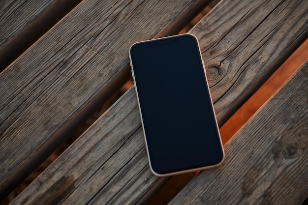 TELEFOON BOVEN EEN HOUTEN TAFEL