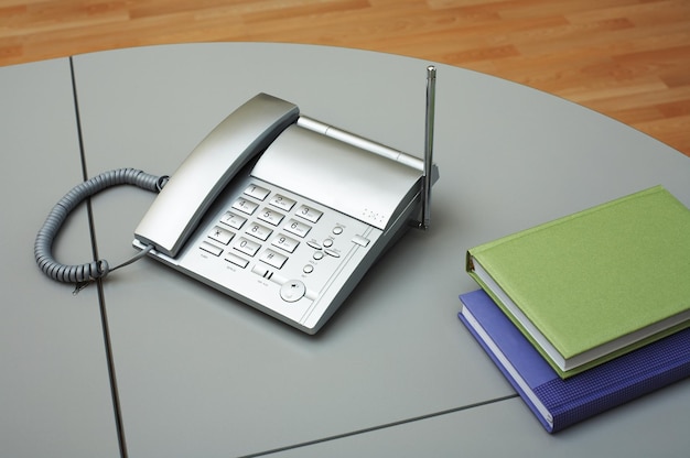 Telefoon en twee boeken