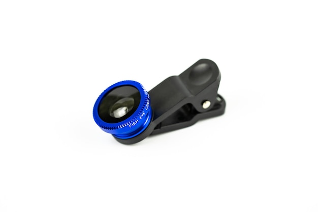 Telefoon foto lens met clips op witte achtergrond. Extra macrocamera voor smartphone. Set lenzen groothoek, fish eye en macro