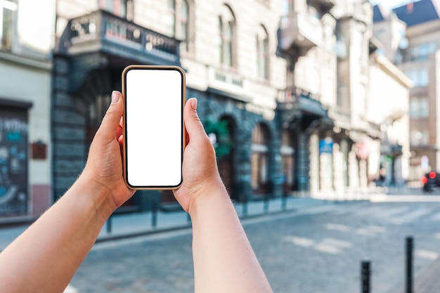 Telefoon in de hand met een scherm op de achtergrond van de stad