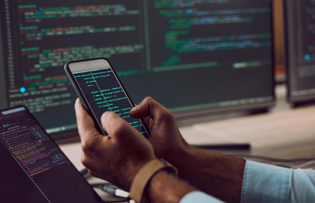 Telefoon in handen code en man codering programmeur en software-update met informatietechnologie en scherm Cybersecurity ux en netwerk met wifi webdesign en cyberspace met cpu-programmering