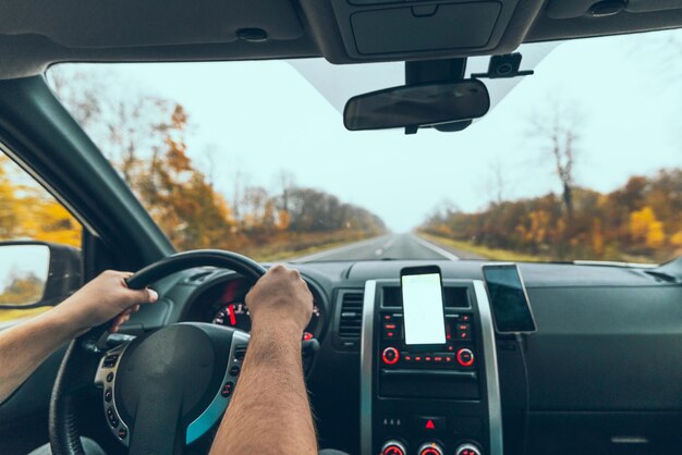 Telefoon met wit scherm op autodashboard herfst speedway