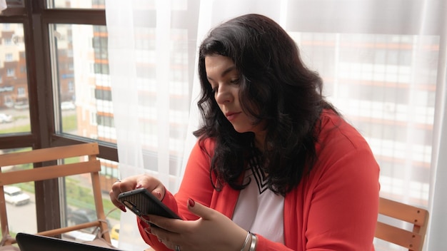 Foto telefoon naar huis vrouw schrijft vrouw zakelijke computer laptop jong van gelukkige volwassene