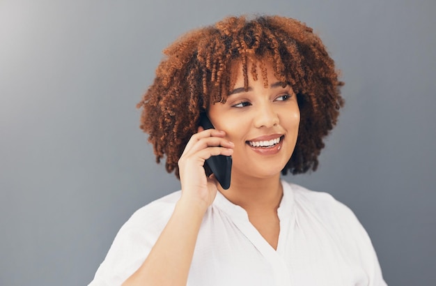 Telefoongesprek blij en glimlach met zwarte vrouw op studioachtergrond voor communicatiecontact en internet Netwerktechnologie en mobiel met meisje praten voor online discussie en nieuws