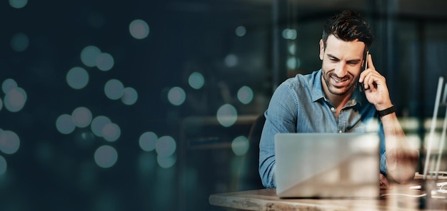 Telefoongesprek financiën en zakenman met een laptop voor netwerkverbinding en branding van bedrijf met mockup ruimte Bannerplanning en medewerker met pc-reclame financieel accountantsbureau