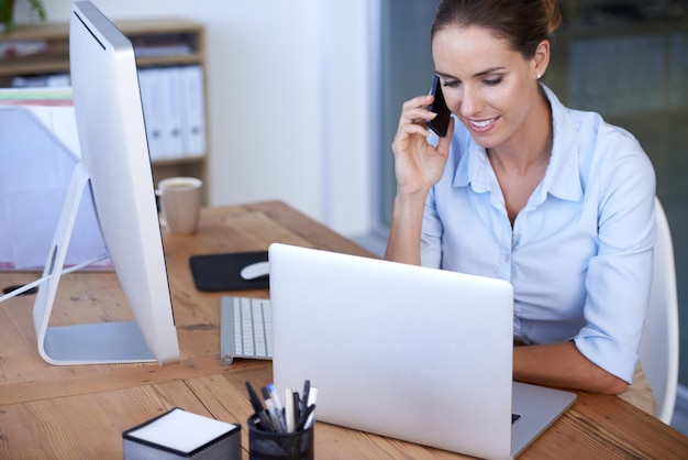 Foto telefoongesprek kantoor en vrouw op laptop voor zakelijke netwerkdiscussie en informatie gelukkig vrouwelijke werknemer communicatie en mobiel advies op computer conversatie en digitaal beheer