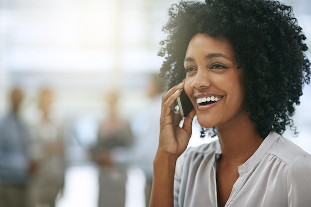Telefoongesprek zakelijk en grappige zwarte vrouw op kantoor met mockupruimte Mobiele telefoon lachend en Afrikaanse vrouwelijke persoon die communicatie of discussie spreekt komedie en komische humor met contact