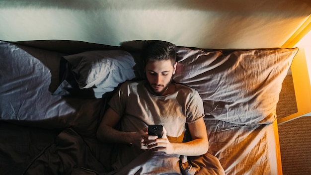 Foto telefoonnacht online slapeloosheid verveeld man gadget bed