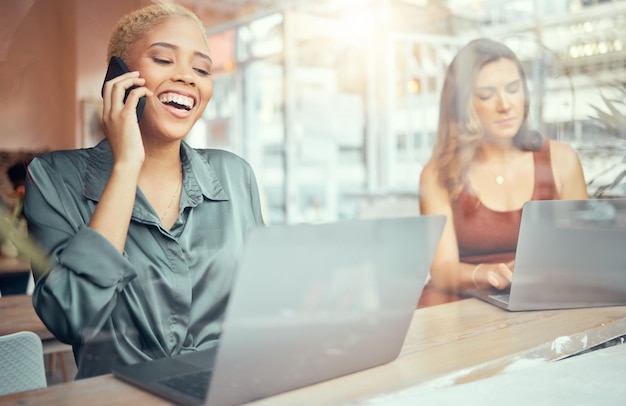 Telefoonoproep laptop en zaken zwarte vrouw in café glimlach voor sociale netwerken plannen en b2b gesprek communicatie technologie en vrouwelijke werknemer met computer voor project rapport en e-mail