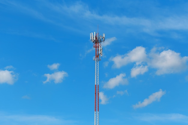 Telefoontoren of mobiele telefoontoren met blauwe hemel