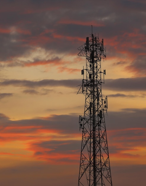 Telefoontoren op een schemering hemelachtergrond