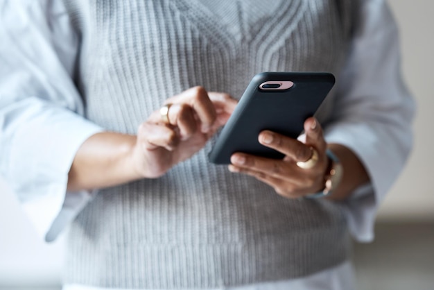 Telefoonvrouwenhanden en technologiebeheer voor zakelijke netwerken sociale media of e-mailcommunicatie Professionele werker of digitale internetmanager op smartphone mobiele app of chat