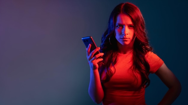 Telefoonzwendel cyberpesten banner vrouw neonlicht