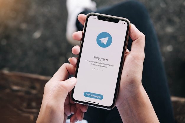 Telegram-applicatie op het telefoonscherm.