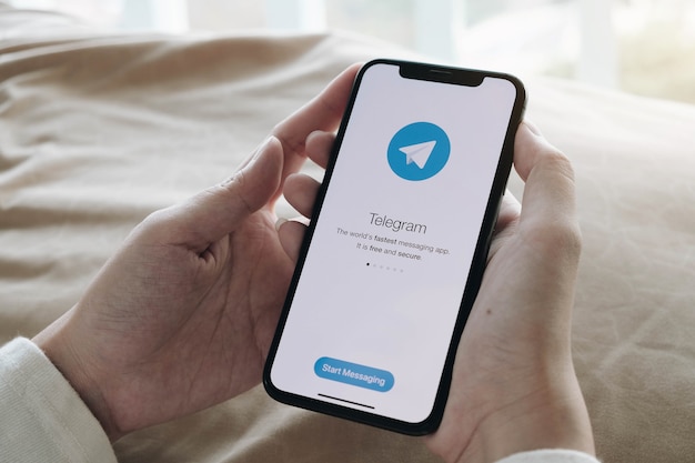 Приложение telegram на экране смартфона крупным планом. значок приложения telegram. telegram - это социальная сеть в интернете. приложение для социальных сетей