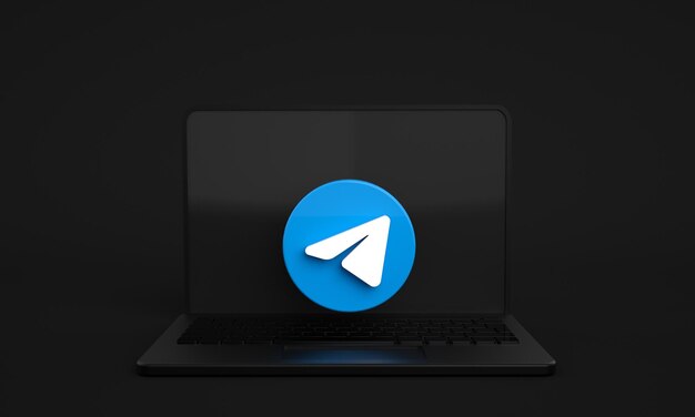 Логотип или значки Telegram на экране ноутбука для фона маркетинга в социальных сетях с копировальным пространством