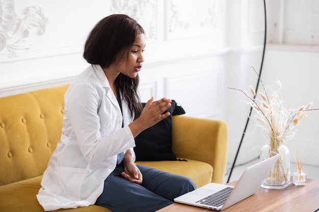 Telehealth met virtuele vrouwelijke doktersafspraak en online therapiesessie zwarte vrouwelijke arts online conferentie