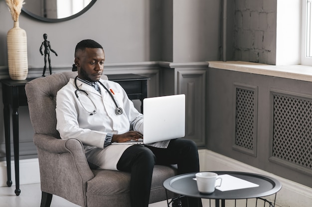 가상 의사 약속 및 온라인 치료 세션과 원격 건강. 흑인 의사 온라인 회의.