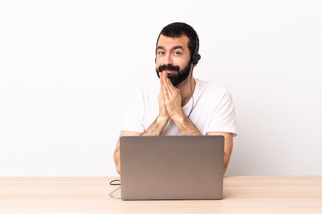 Telemarketeer blanke man aan het werk met een headset en met laptop