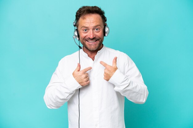 Telemarketeer blanke man aan het werk met een headset geïsoleerd op blauwe achtergrond met verrassende gezichtsuitdrukking