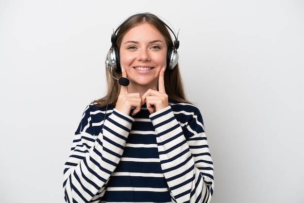 Telemarketeer blanke vrouw die werkt met een headset geïsoleerd op een witte achtergrond glimlachend met een vrolijke en aangename uitdrukking