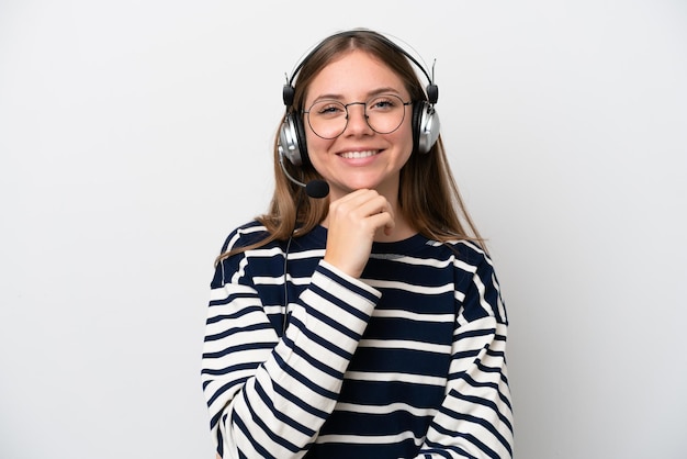 Telemarketeer blanke vrouw die werkt met een headset geïsoleerd op een witte achtergrond met een bril en lachend