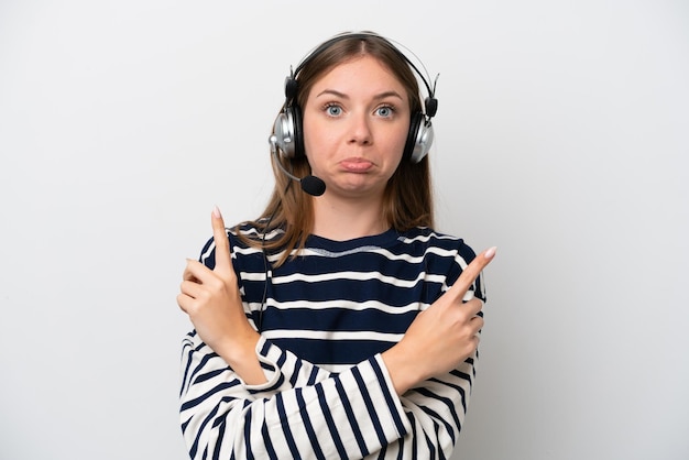 Telemarketeer blanke vrouw die werkt met een headset geïsoleerd op een witte achtergrond wijzend naar de zijtakken die twijfels hebben