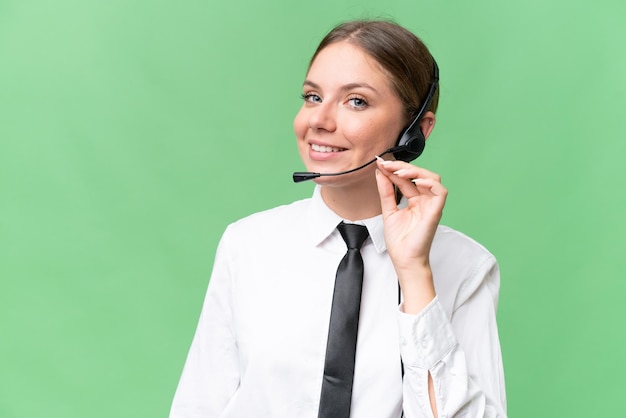 Foto telemarketeer blanke vrouw die werkt met een headset over geïsoleerde achtergrond met gelukkige uitdrukking