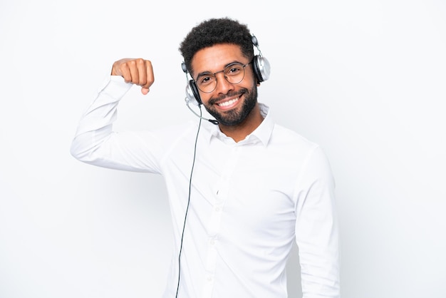 Telemarketeer Braziliaanse man aan het werk met een headset geïsoleerd op een witte achtergrond doet sterk gebaar