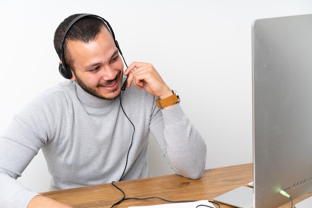 Telemarketeer Colombiaanse man aan het werk in een kantoor