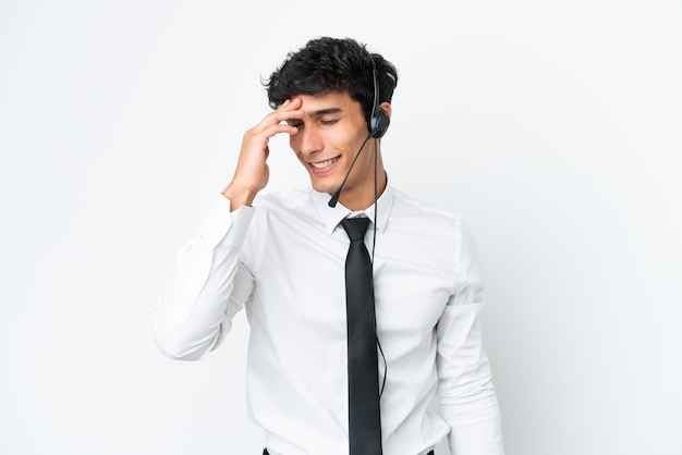 Telemarketeer man aan het werk met een headset geïsoleerd op een witte achtergrond lachen
