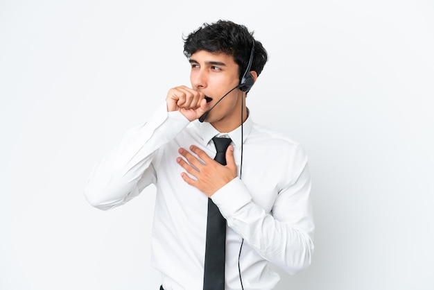 Telemarketeer man aan het werk met een headset geïsoleerd op een witte achtergrond lijdt aan hoest en voelt zich slecht