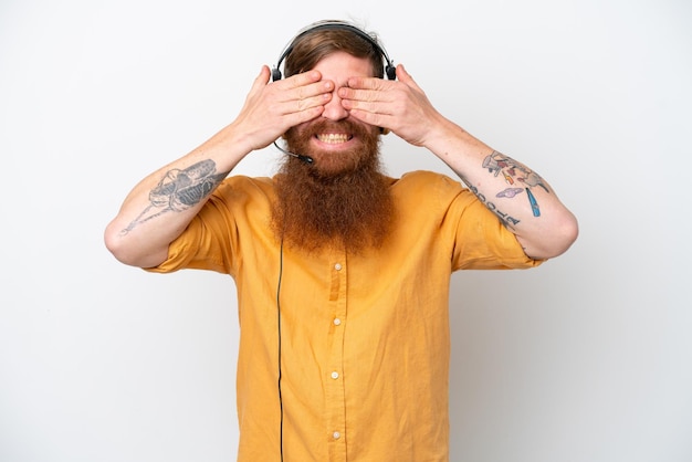 Telemarketeer man geïsoleerd op een witte achtergrond die de ogen met de handen bedekt