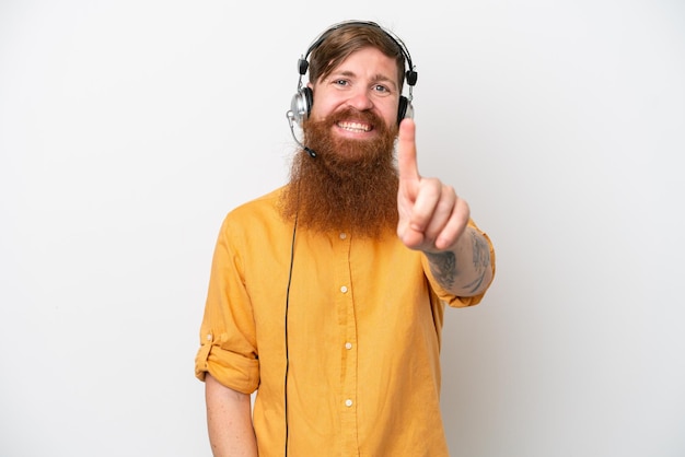 Telemarketeer man geïsoleerd op witte achtergrond tonen en een vinger opheffen