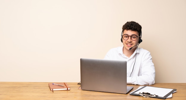 Telemarketeer man met bril en gelukkig