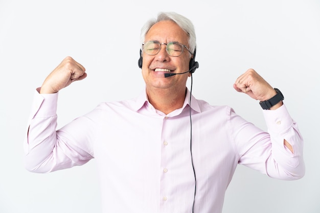 Telemarketeer Middelbare leeftijd man aan het werk met een hoofdtelefoon geïsoleerd op een witte achtergrond doet sterk gebaar