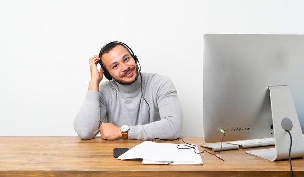 Telemarketer Colombiaanse man met een uitdrukking van frustratie en geen begrip