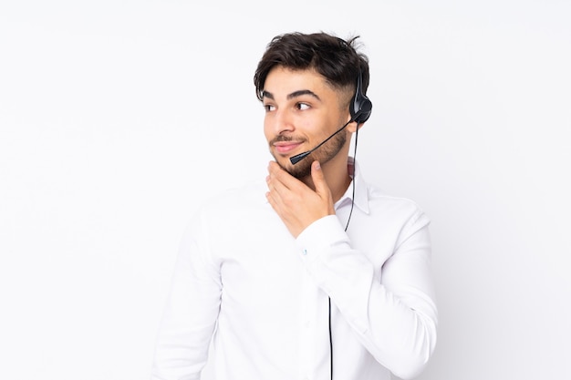 Uomo di telemarketing con un auricolare