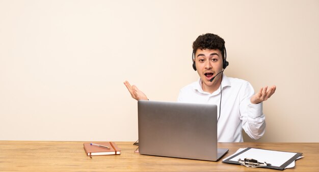 Telemarketer uomo con espressione facciale scioccata