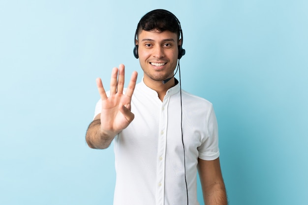 Uomo di telemarketer che lavora con una cuffia avricolare