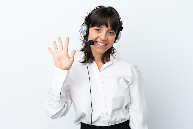 Donna di razza mista di telemarketing che lavora con un auricolare isolato su sfondo bianco contando cinque con le dita