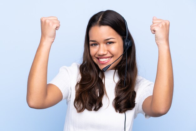 Telemarketer vrouw die met een hoofdtelefoon over geïsoleerde muur werkt