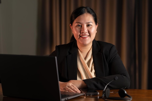 Telemarketing klantenservice aziatische vrouw die in callcenterkantoor werkt
