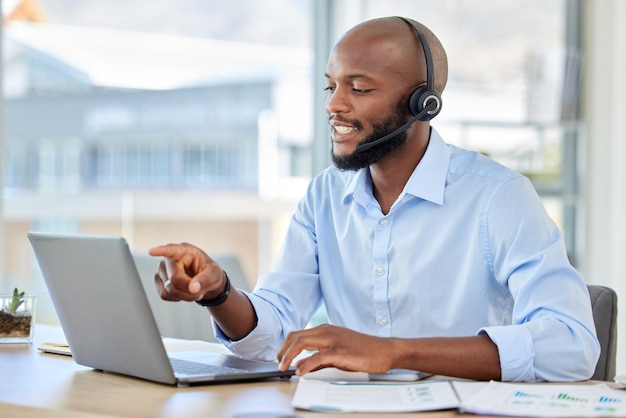 Telemarketing klantenservice en technische hulp man werknemer op een online webconsultatie Internet consultant en callcenter werknemer met headset die digitale crm doet en contact met ons opneemt