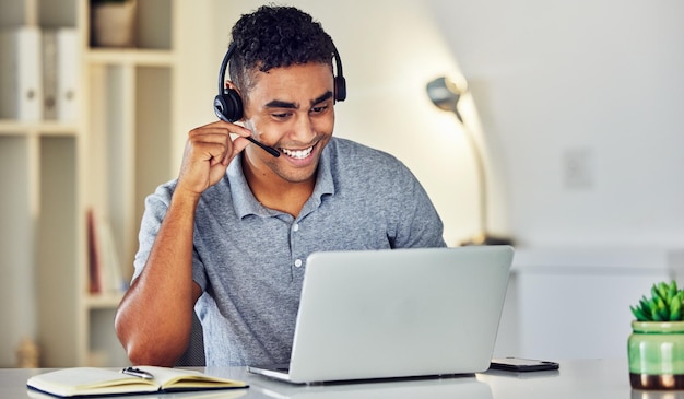 Telemarketingagent van callcenter met headset en laptop die helpt of praat met online webgebruiker Mannelijke vertegenwoordigeradviseur met uitstekende klantenservicevaardigheden en zakelijk advies