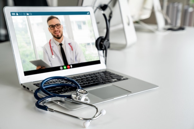 Foto videochiamata online del servizio di telemedicina per consentire al medico di chattare attivamente con il paziente