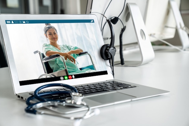 Telemedicine service online video call for doctor to actively chat with patient