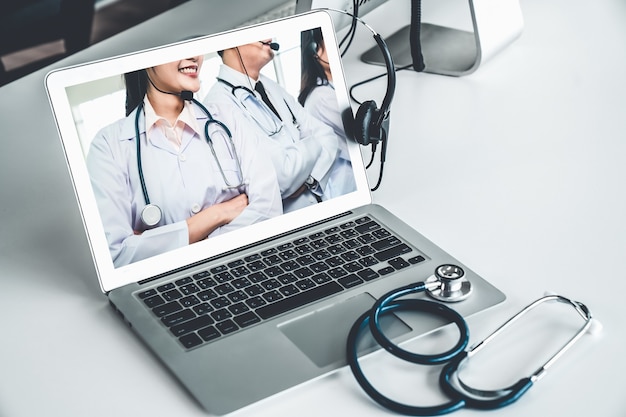 Онлайн-видеозвонок службы телемедицины для активного общения врача с пациентом