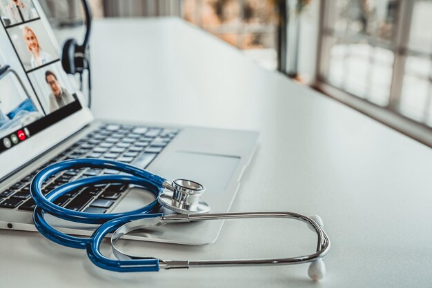 Telemedicine service online video call for doctor to actively chat with patient