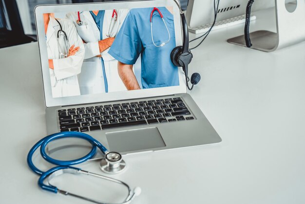 Telemedicine service online video call for doctor to actively chat with patient